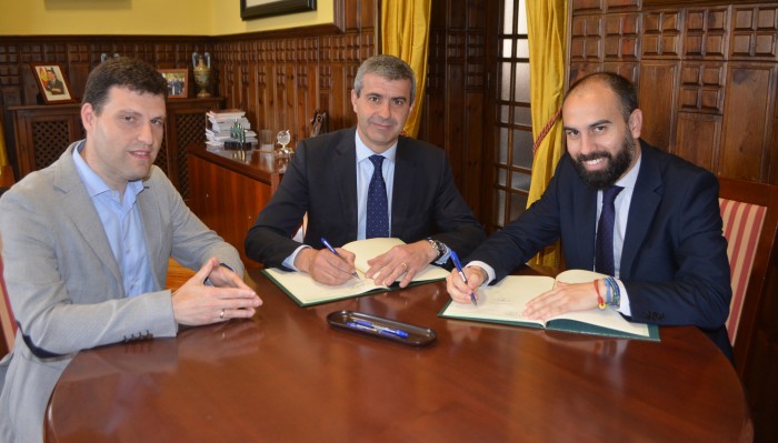 Álvaro Gutiérrez y Jorge Chico en la firma del convenio de colaboración