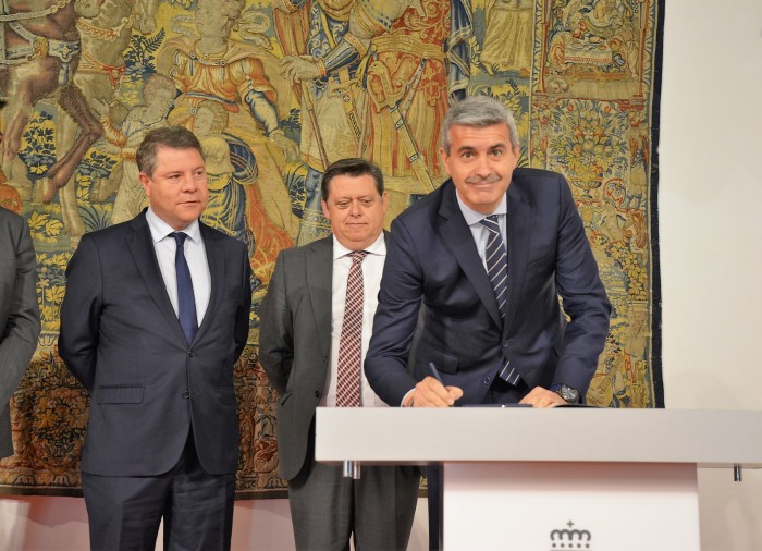 Imagen de Álvaro Gutiérrez firmando el convenio