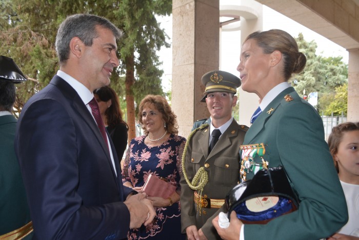 Imagen de Álvaro Gutiérrez salundando a una agente de la Guardia Civil