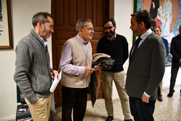 Imagen de Joaquín Romera con el hijo y nietos de Luis Moreno