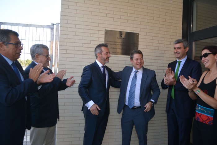 Álvaro Gutiérrez junto a Emiliano García-Page y Luis Miguel Martín en el momento de la inauguración