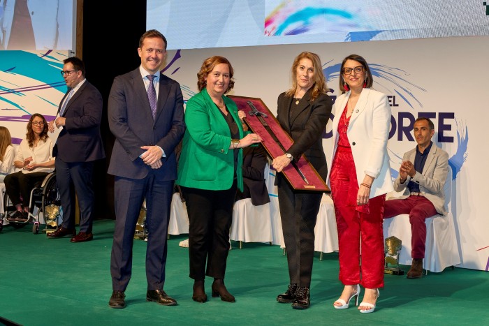 Imagen de Cedillo entrega el Premio Diputación a la madre de Javier Alberola Rojas