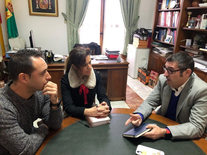 Imagen de Un momento de la reunión en el despacho de la alcaldesa de Yunclillos