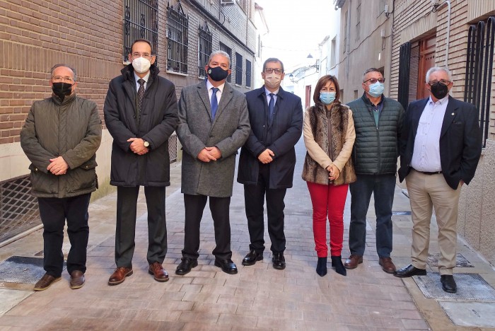 Imagen de Santiago García Aranda con Juan Carlos Navalón y los asistentes a la visita de las calles remodelada