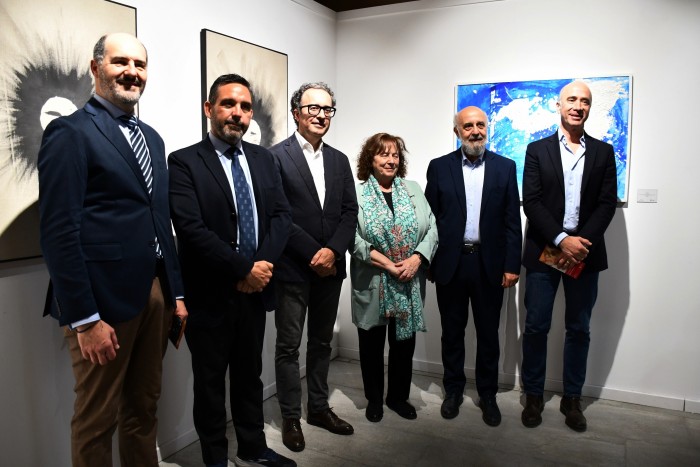 Imagen de Foto de autoridades con el artista