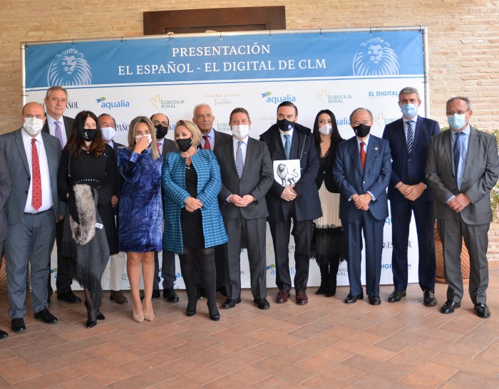 Imagen de Foto de familia en la presentación de la integración de El Español y El DigitalCLM