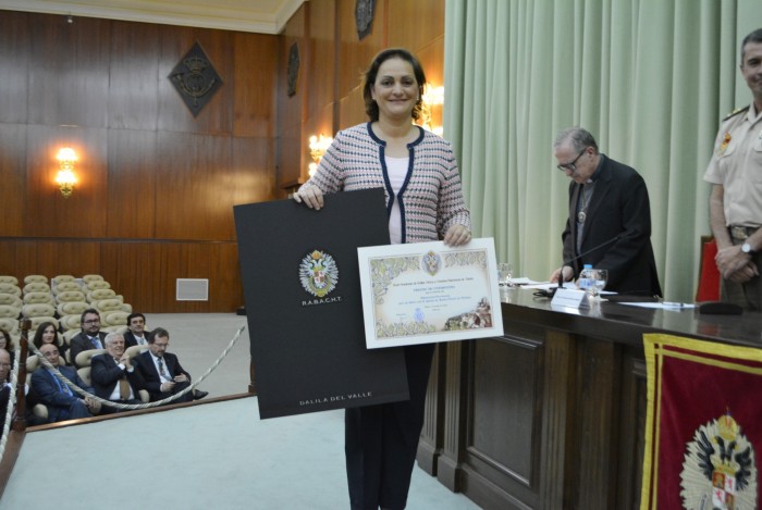 María Ángeles García con el premio recibido