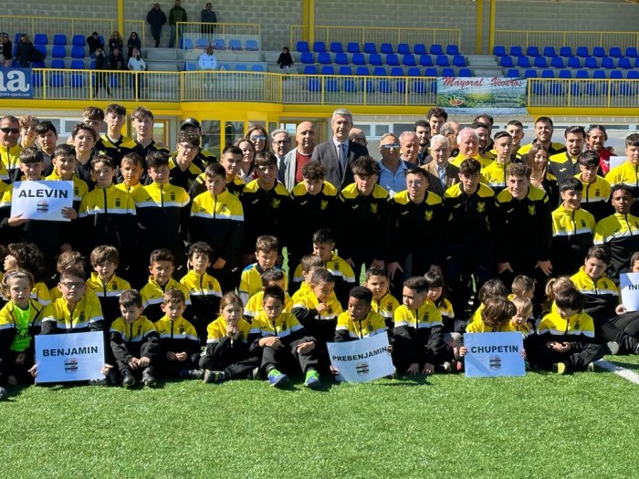 Imagen de Álvaro Gutiérrez con los jóvenes de Novés