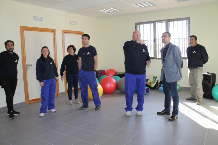 Imagen de Fernando Muñoz junto al monitor y los alumnos y alumnas del taller de Burujón