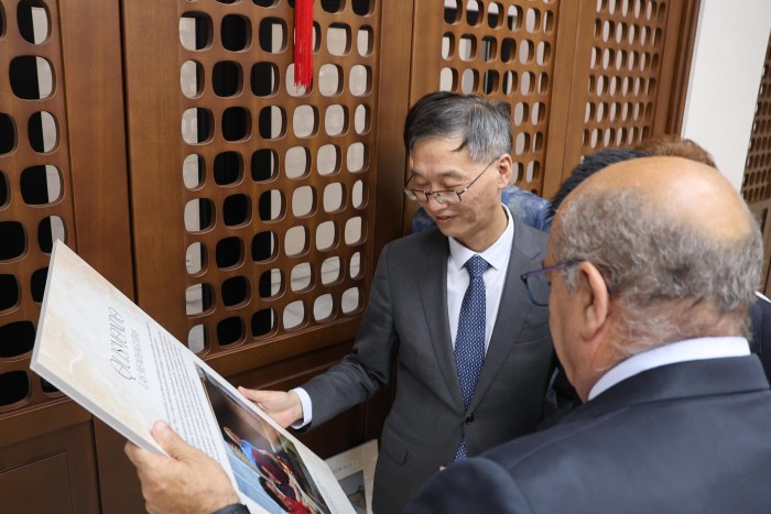 Imagen de Del Castillo en la embajada China