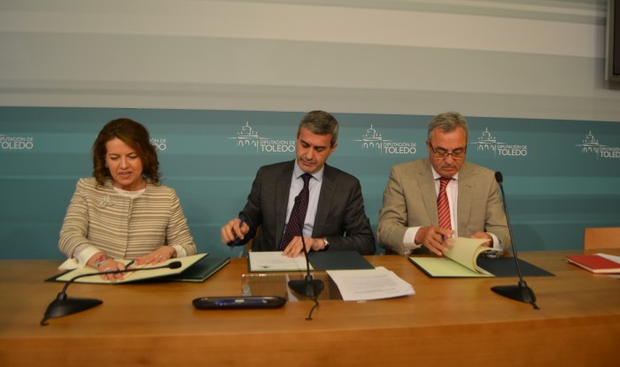 Imagen de Momento de la firma del convenio para paliar la pobreza infantil en la provincia de Toledo