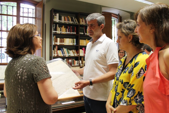 Imagen de Álvaro Gutiérrez, Mª Ángeles García y Ana Gómez, con el documento más antiguo del Archivo Provincial