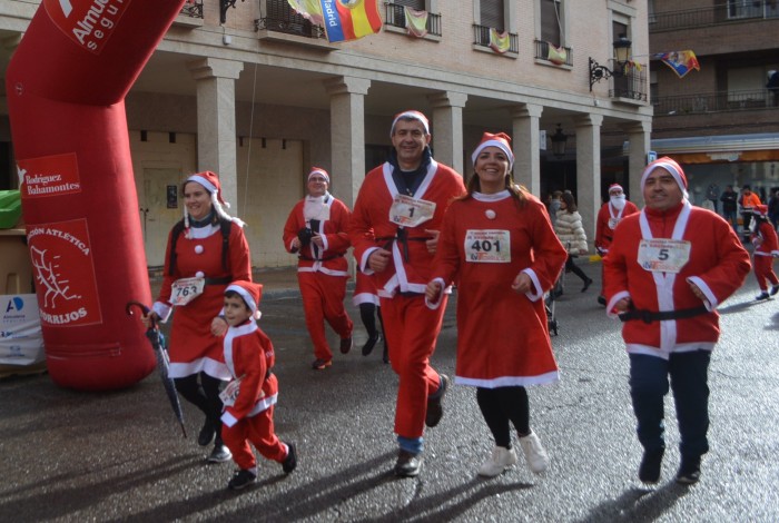 Imagen de Álvaro Gutiérrez en la meta de la Carrera de APANDID en Torrijos, con Noelia Pérez y Félix Bandera