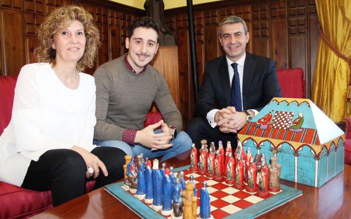 Álvaro Gutiérrez con el alcalde de Noez, José Antonio Ruiz, y la concejal de Obras, Julia Cerdeño