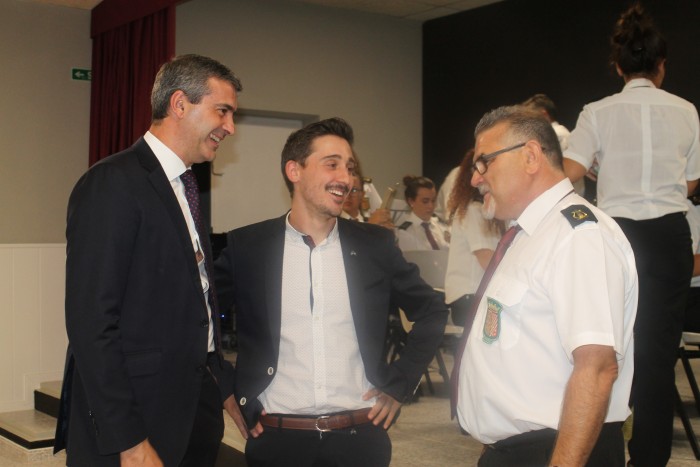 Imagen de Álvaro Gutiérrez y José Antonio Ruiz felicitando al director de la Banda de Música por su actuación