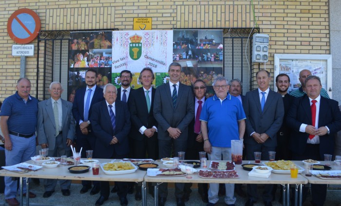 Imagen de Álvaro Gutiérrez junto a José Manuel de Miguel en el refresco celebrado en la plaza de España