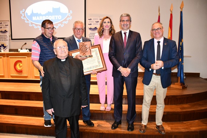 Imagen de Entrega de diploma y cerámica al nuevo padrino