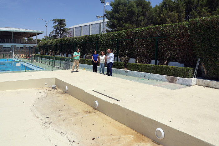 La presidenta de la Diputación en la piscina de Quintanar