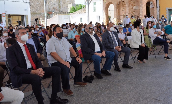 Imagen de Álvaro Gutiérrez en el acto de reconocimiento a Ángel de Vega, alcalde de Cabañas de Yepes