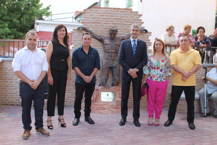 Imagen de Álvaro Gutiérrez junto a la alcaldesa María José Ruiz, su equipo de Gobierno y el escultor