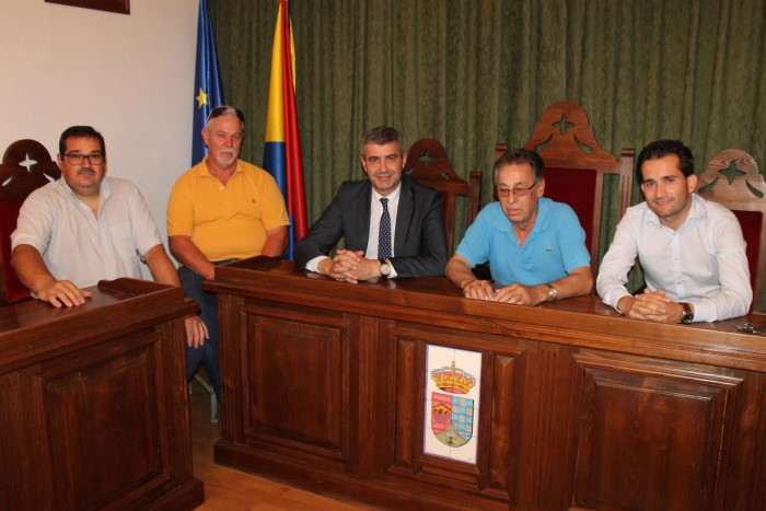 Imagen de Álvaro Gutiérrez durante la reunión en el Ayuntamiento de Alcañizo