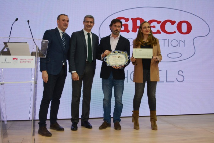 Imagen de Álvaro Gutiérrez entrega el premio 12 Patios a Bodegas Jiménez Landi