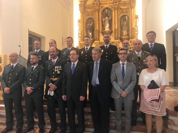 Fernando Muñoz junto a las autoridades asistentes al Día del Pilar en Argés