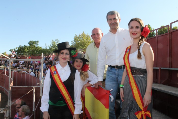 Imagen de Álvaro Gutiérrez y el alcalde de Lucillos junto a la Reina y las Damas de las fiestas del Cristo