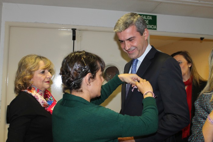 Imagen de Álvaro Gutiérrez recibe el lazo rosa que AMACAMA prendió a todos los asistentes a su presetación