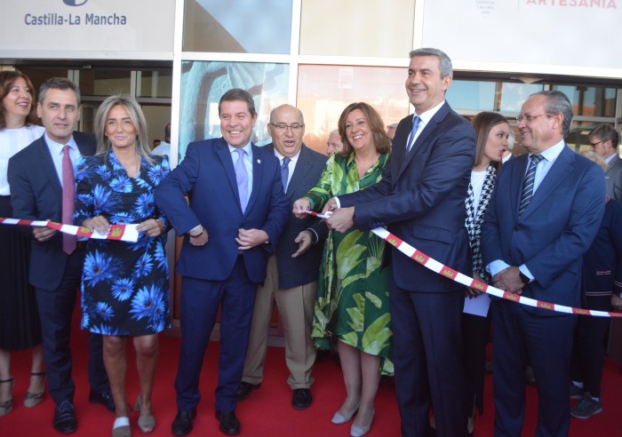 Imagen de Álvaro Gutiérrez en el momento del simbólico corte de la cinta inaugural de FARCAMA 2019