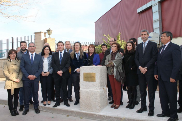 Imagen de Álvaro Gutiérrez junto a los asistentes al homenaje al ex alcalde de Quintanar Manuel Goya
