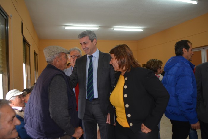 Álvaro Gutiérrez y Agustina García Élez charlando con vecinos de Santa Ana de Pusa