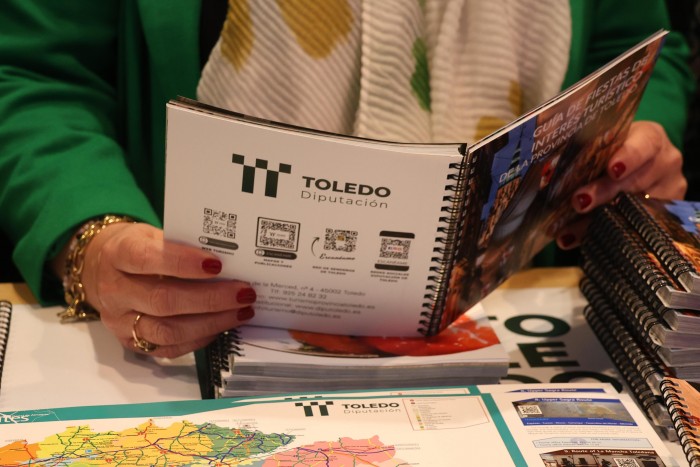 Imagen de Hojeando uno de los folletos