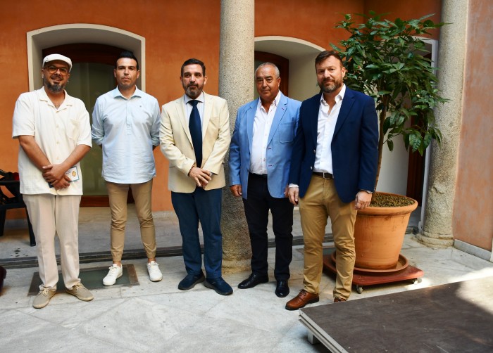 Imagen de Antes de comenzar la rueda de prensa