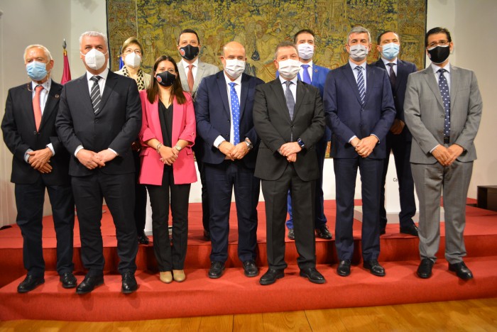 Imagen de Foto de familia del convenio de cuidados de mayores en el entorno