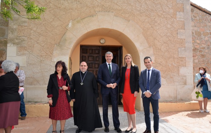 Imagen de En la puerta de la iglesia de Santiago Apóstol