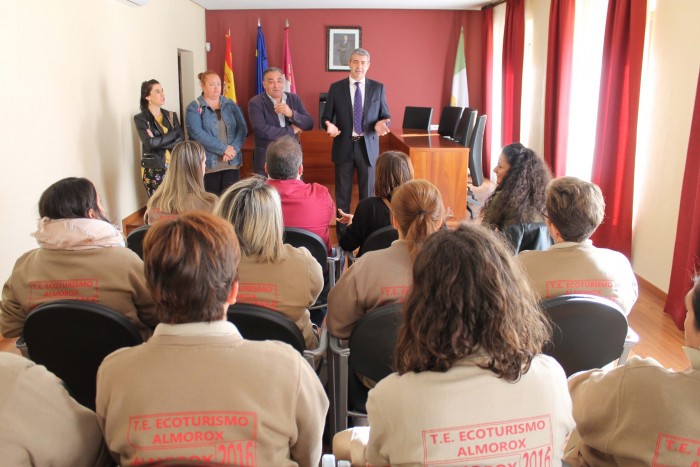 Imagen de Álvaro Gutiérrez se dirige a los alumnos y alumnas del taller de Empleo de Almorox