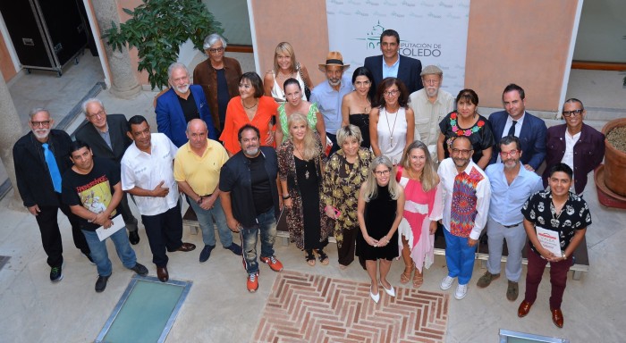 Imagen de Ana Gómez con los artistas iberoamericanos