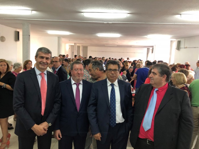 Imagen de Álvaro Gutiérrez y Javier Nicolás con el alcalde de Alcabón, José Antonio Rodrìguez, en el refresco