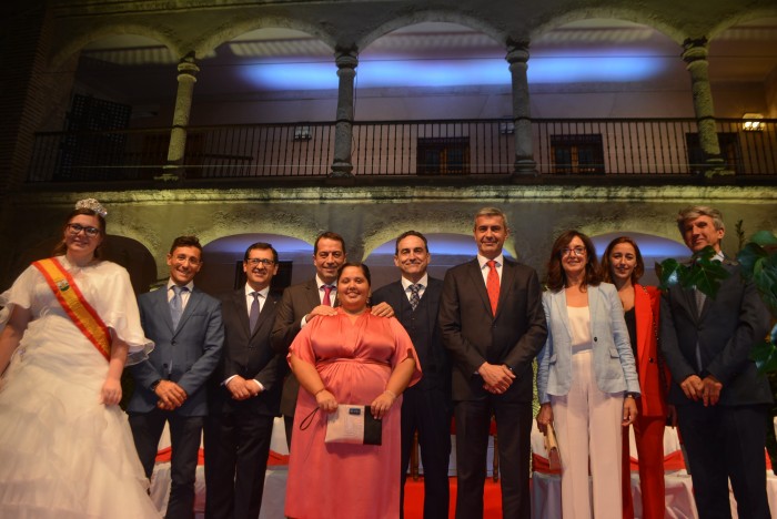 Álvaro Gutiérrez con los asistentes al acto en el patio porticado del Palacio de Pedro I al fon