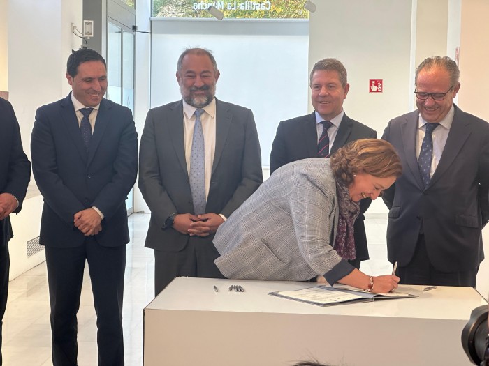 Imagen de Cedllo durante la firma del convenio