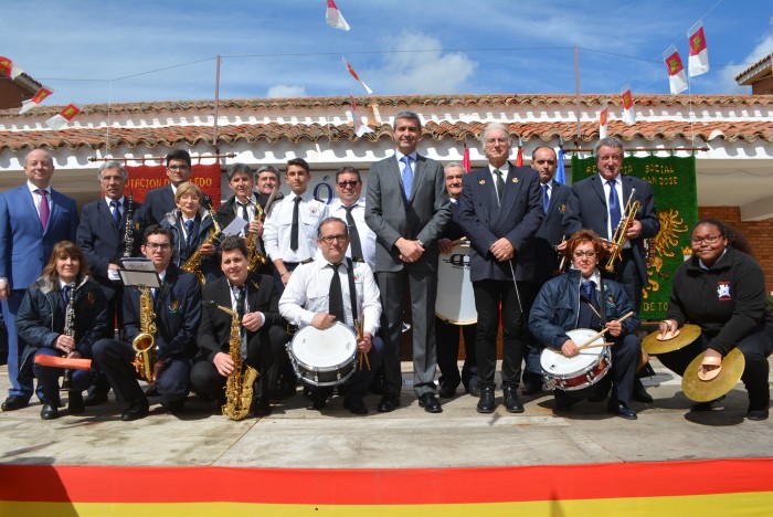 Imagen de Álvaro Gutiérrez con la Banda de Música de Navamorcuende y Sartajada