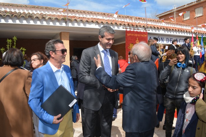 Imagen de Álvaro Gutiérrez con los residentes de San José en la celebración del patrón de la Residencia Social