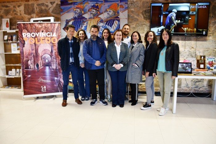 Imagen de Cedillo y Romera con los técnicos de Turismo