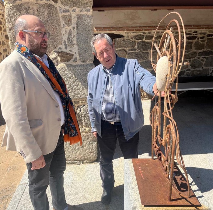 Imagen de Tomás Arribas con una de las Dulcineas de Melque de Romeral
