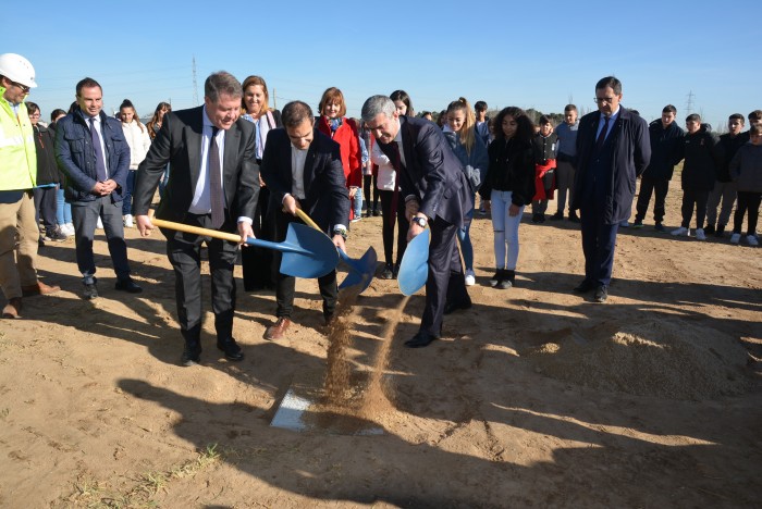 Imagen de Colocando la primera piedra del IESO de Ugena