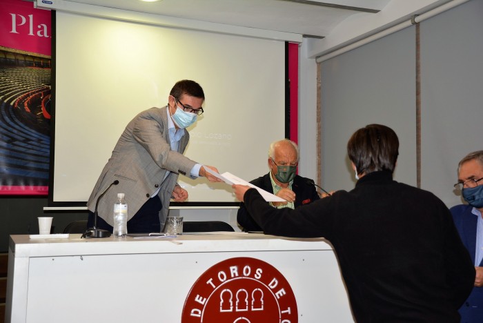 Imagen de Fernando Muñoz entregando la documentación a un alumno del nuevo curso de la Escuela Taurina
