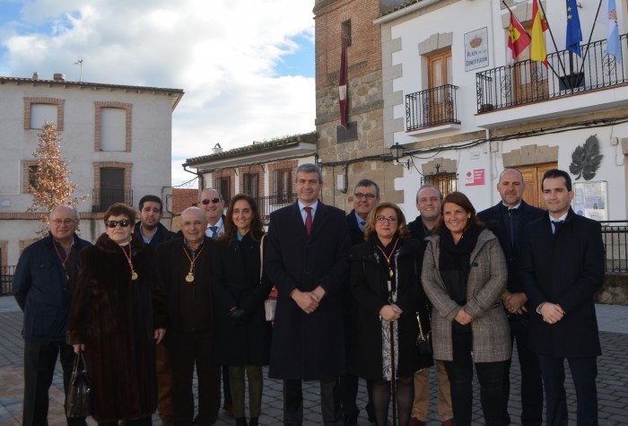 Imagen de Álvaro Gutiérrez con la alcaldesa de Parrillas el día de su fiesta en honor de su patrón