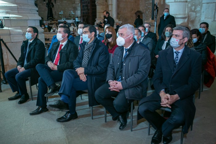 Imagen de Un momento del acto acto institucional en la Iglesia de Santa María de Alarcón (Cuenca)