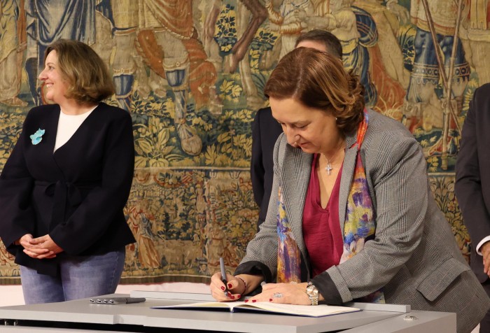 Imagen de Concepción Cedillo firmando el convenio